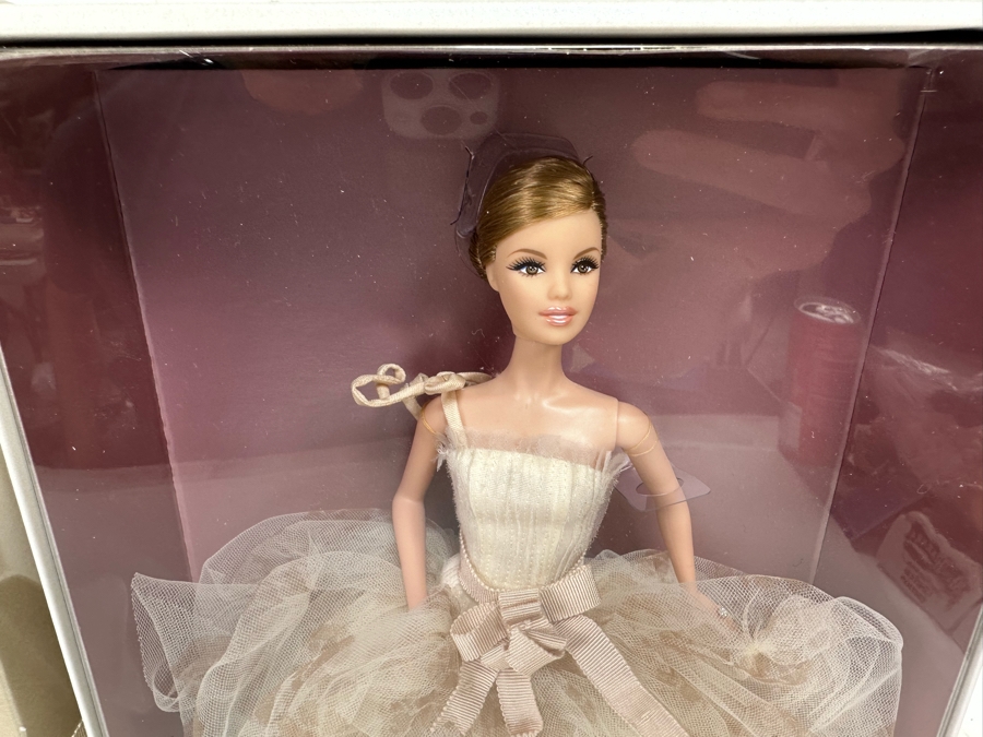 Vera Wang Bride The Traditionalist Limited Edition of 2,500 Gold Label Collection Mattel Barbie Doll 2010 New In Box R4537 [Photo 4]