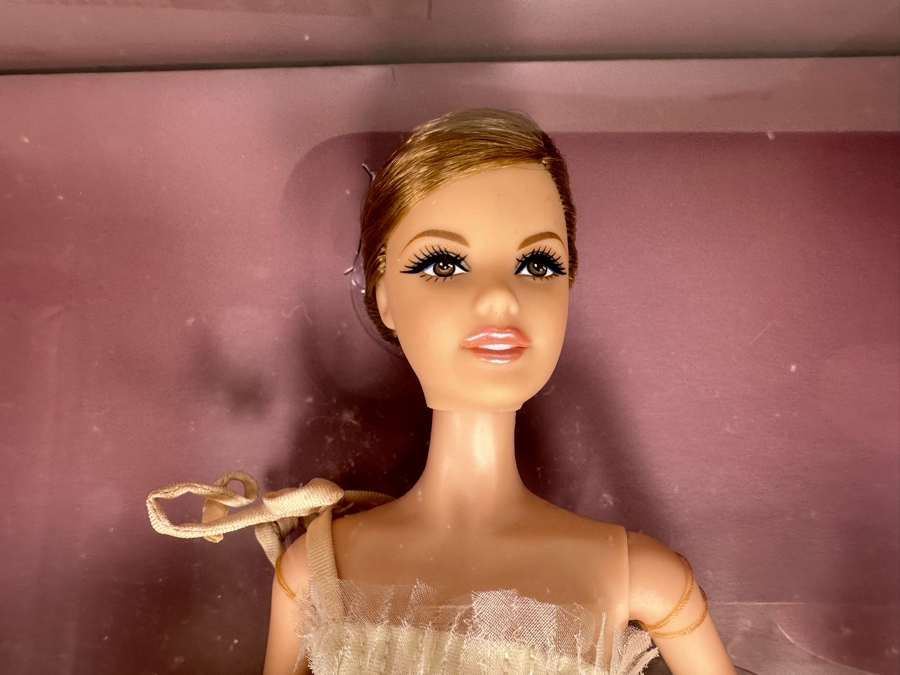 Vera Wang Bride The Traditionalist Limited Edition of 2,500 Gold Label Collection Mattel Barbie Doll 2010 New In Box R4537 [Photo 6]