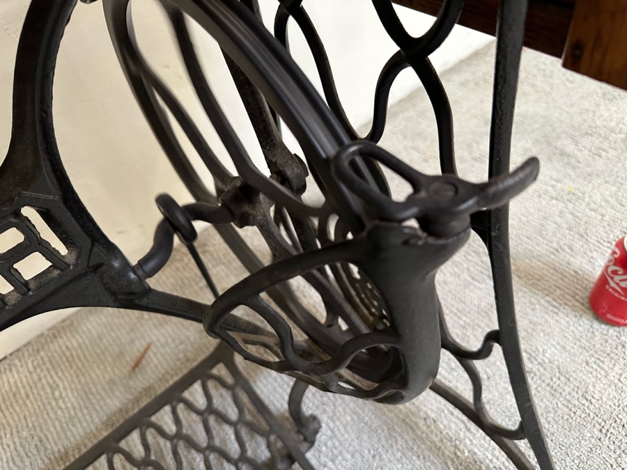 Antique Singer Treadle Sewing Machine With Tiger Oak Cabinet Missing Belt 36W X 18D X 30H [Photo 21]