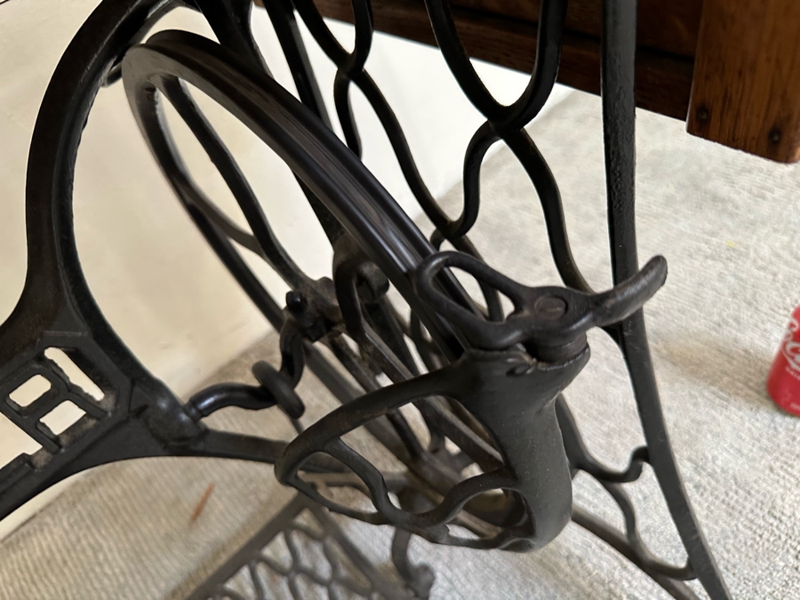 Antique Singer Treadle Sewing Machine With Tiger Oak Cabinet Missing Belt 36W X 18D X 30H [Photo 19]