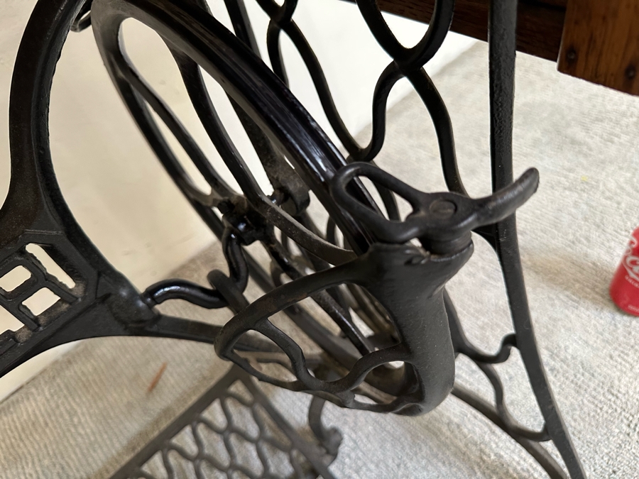 Antique Singer Treadle Sewing Machine With Tiger Oak Cabinet Missing Belt 36W X 18D X 30H [Photo 20]