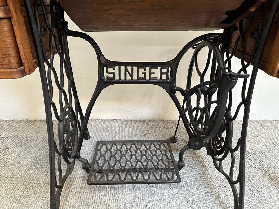 Antique Singer Treadle Sewing Machine With Tiger Oak Cabinet Missing Belt 36W X 18D X 30H [Photo 18]