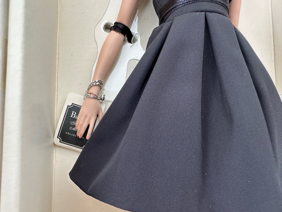 Fashion Model Collection Classic Black Dress Silkstone Body Limited Edition of 10,000 Gold Label Collection Mattel Barbie Doll 2015 New In Box DKN07 [Photo 7]