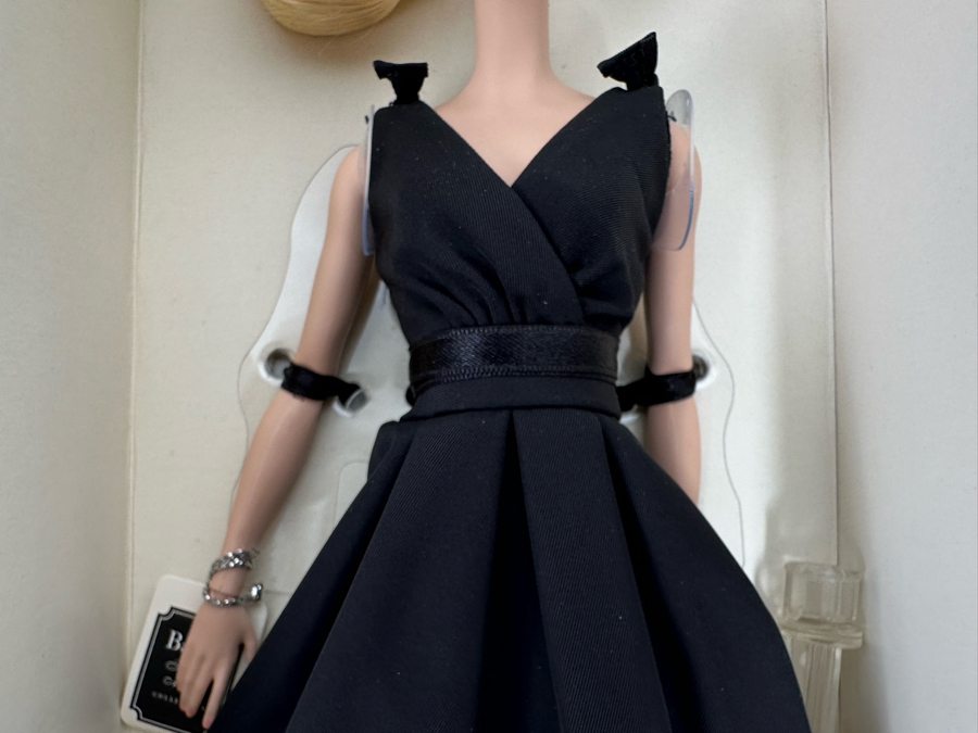Fashion Model Collection Classic Black Dress Silkstone Body Limited Edition of 10,000 Gold Label Collection Mattel Barbie Doll 2015 New In Box DKN07 [Photo 6]