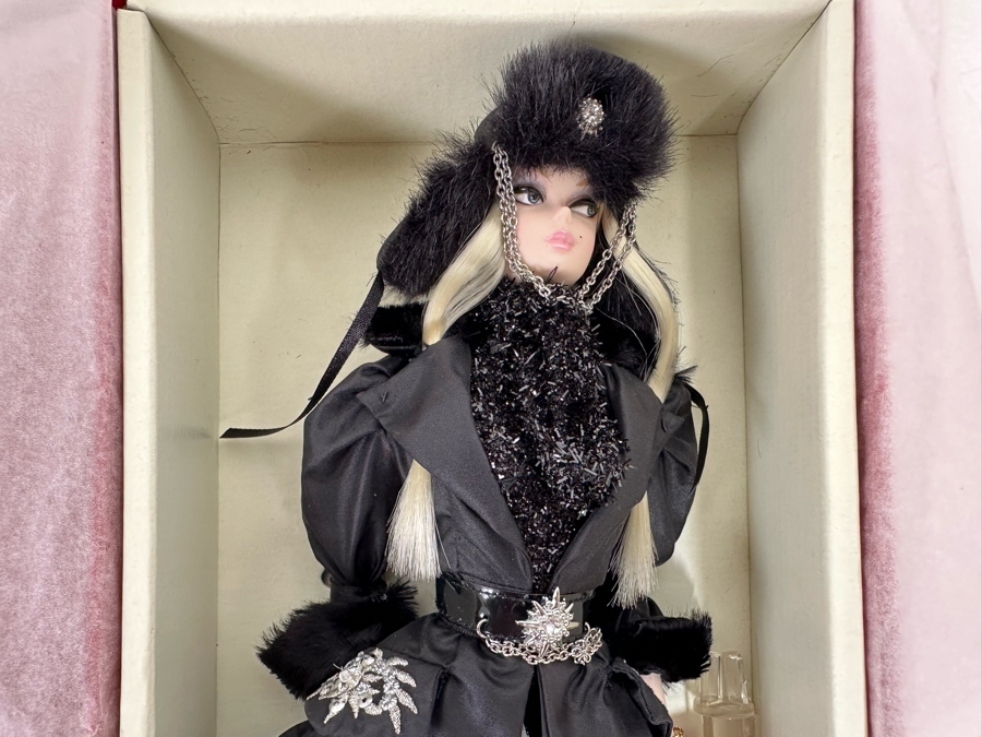 Fashion Model Collection Verushka Silkstone Body Limited Edition of 4,000 Gold Label Collection Mattel Barbie Doll 2010 New In Box T7674 [Photo 6]