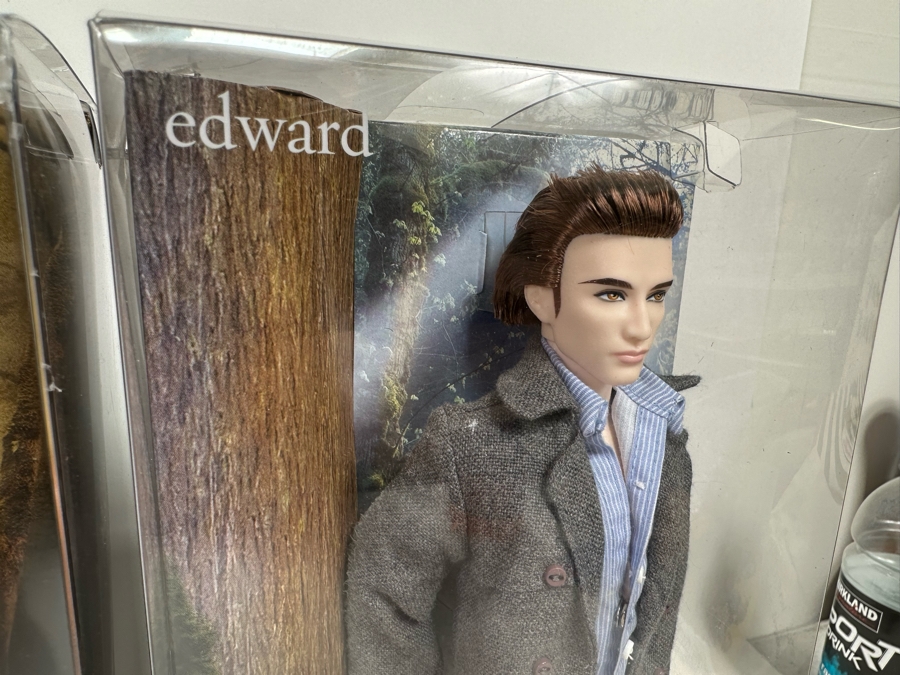 Twilight and New Moon Movie Pink Label Collection Mattel Barbie Dolls Edward, Jacob and Bella 2009 New In Box R4161/R9909/R4162 [Photo 5]