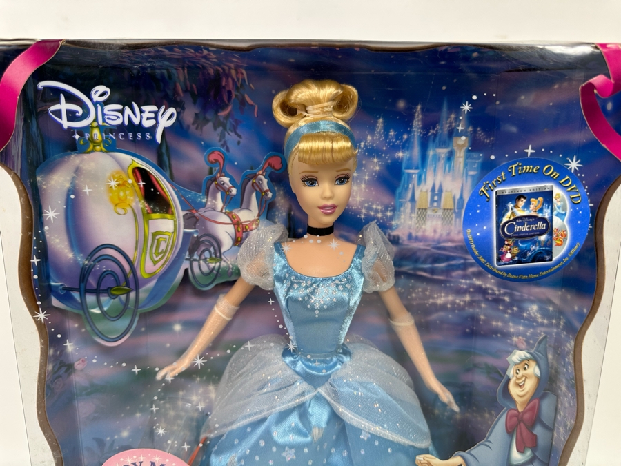 Walt Disney’s Cinderella Special Edition Princess Carolella Doll with Twinkle Lights 2004 New in Box G7983 [Photo 3]