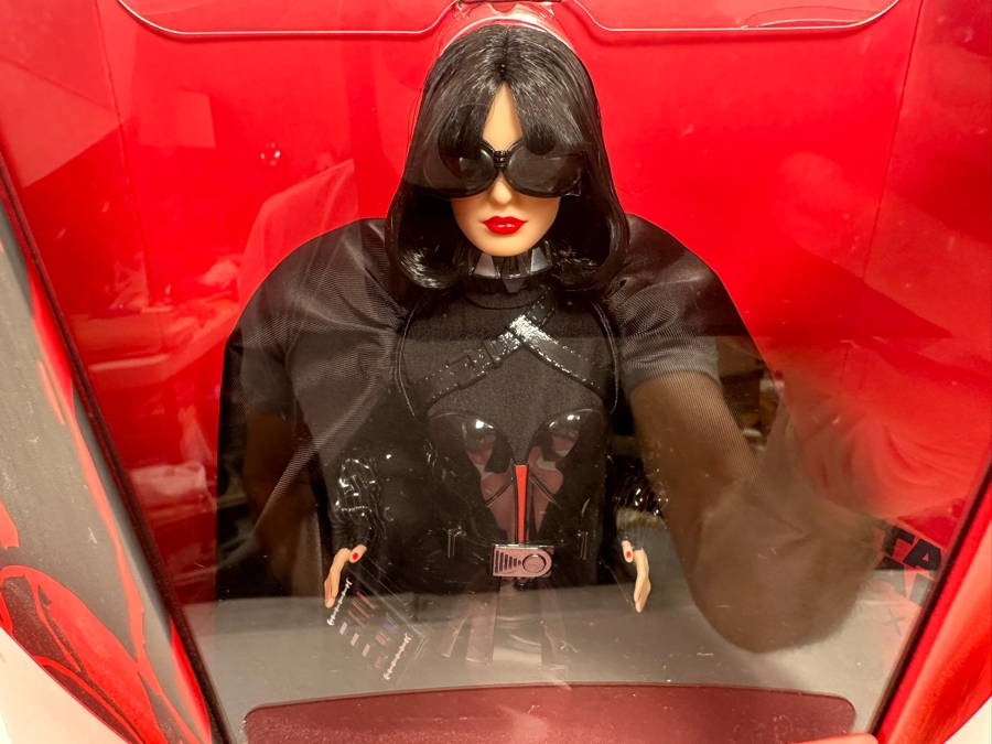 Star Wars Darth Vader x Barbie Limited Edition of 21,200 Mattel Barbie Doll 2019 New In Box GHT80 [Photo 5]