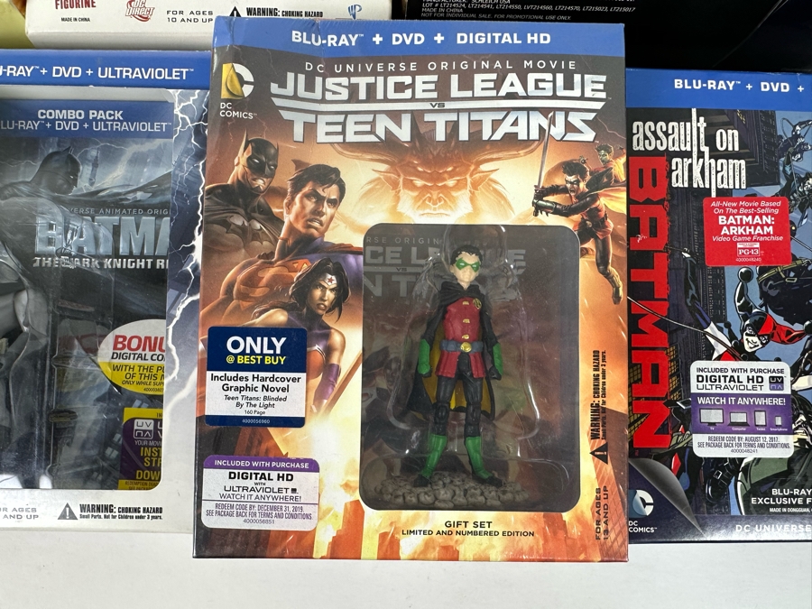 Batman Blu-Ray DVD Combo Lot Including Many Action Figures [Photo 21]