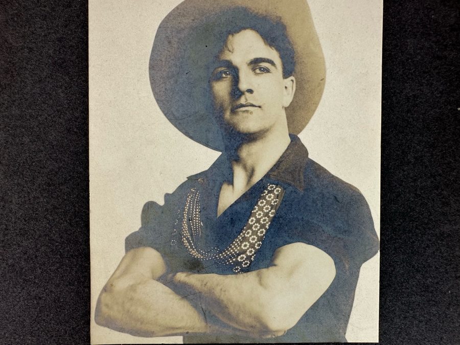 A Pictorial History of Westerns by Michael Parkinson and Clyde Jeavons Hardback Book Plus Actor Portrait Photograph Of William Desmond As Miles Chilcote 'The Judge And The Jury' And Red Ryder Photograph [Photo 5]