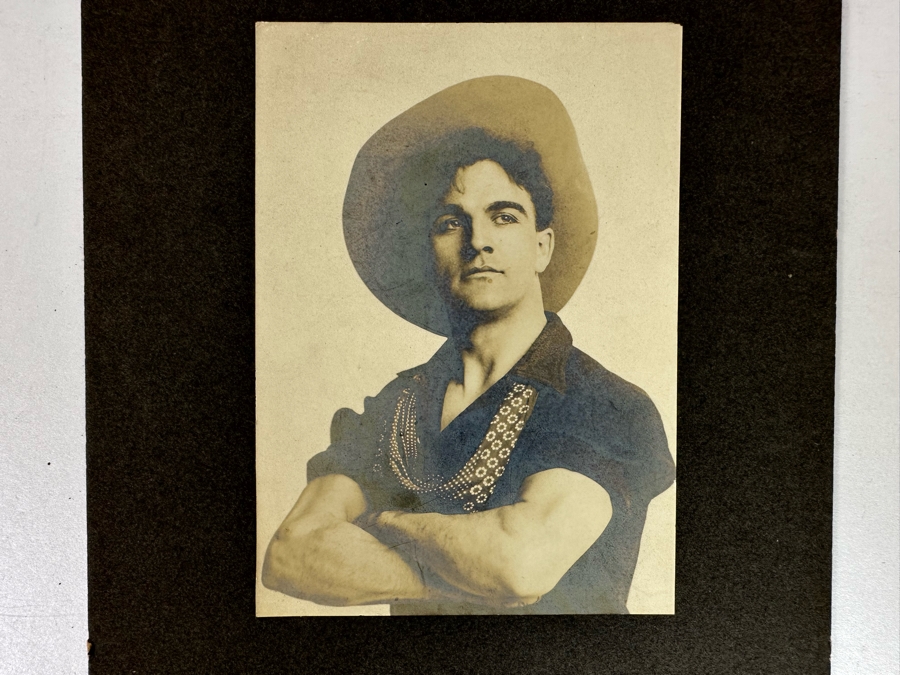 A Pictorial History of Westerns by Michael Parkinson and Clyde Jeavons Hardback Book Plus Actor Portrait Photograph Of William Desmond As Miles Chilcote 'The Judge And The Jury' And Red Ryder Photograph [Photo 4]