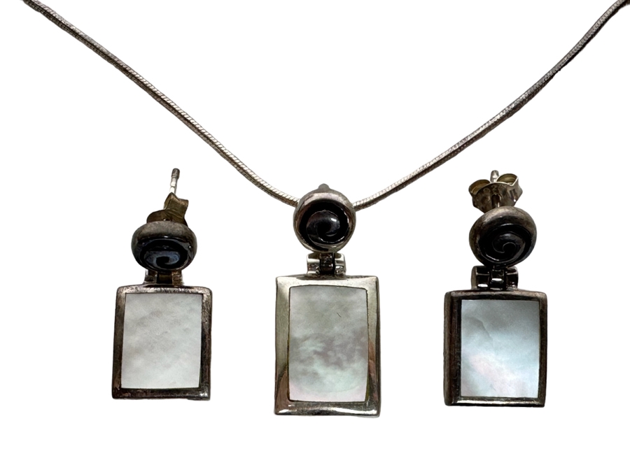 Sterling Silver Pendant With 18' Sterling Silver Necklace And Matching Earrings 14.8g [Photo 1]