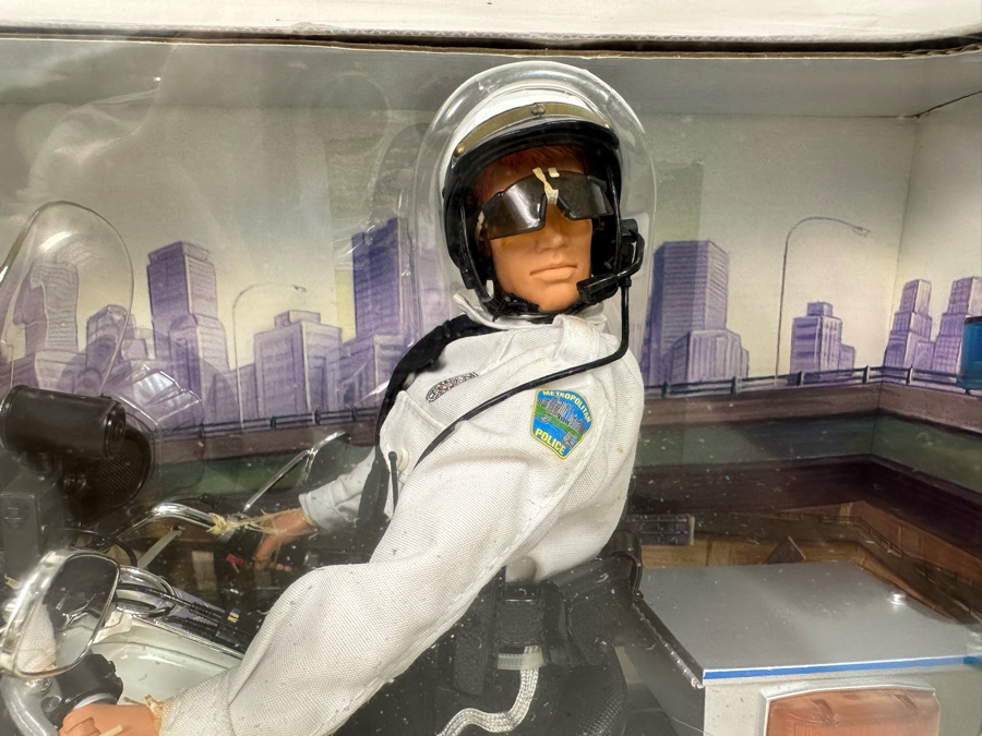 New In Box G.I. Joe Electra Glide Harley NYC Motorcycle Police Officer Cop Hasbro 17W X 8D X 12H [Photo 6]