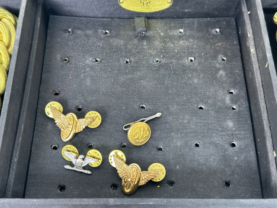 Vintage United States Marine Corps USMC Collar Insignia Pins, Buttons And Epaulettes (The Two Pins On The Epaulettes Are Sterling Silver / The 3 Pins In Middle Are Sterling Silver & 10K Gold) Hilborn - Hamburger Set - See Photos [Photo 21]