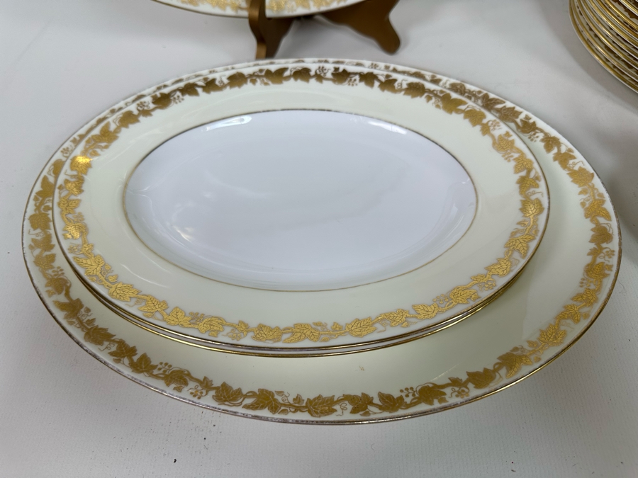 Wedgwood Gold Rim Bone China Made In England 52 Pieces [Photo 6]