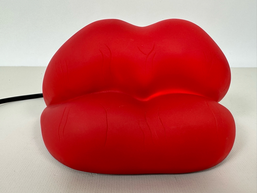 Red Lips Lamp 8W X 4.5H [Photo 3]