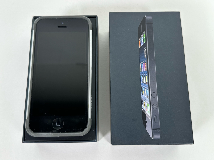 Apple iPhone 5 Black 32GB With Box [Photo 2]