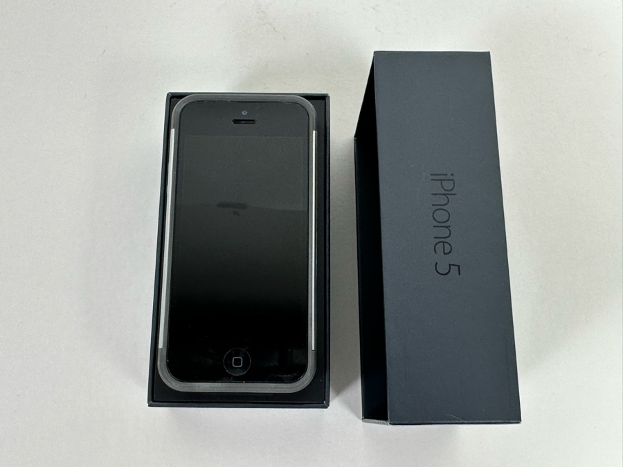 Apple iPhone 5 Black 32GB With Box [Photo 3]