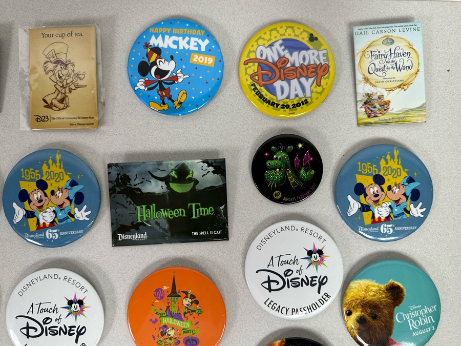 Collection Of Vintage Disneyland Buttons [Photo 7]