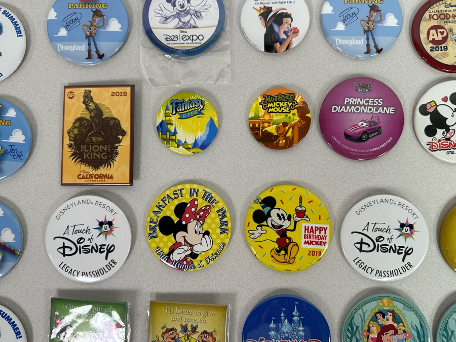 Collection Of Vintage Disneyland Buttons [Photo 10]