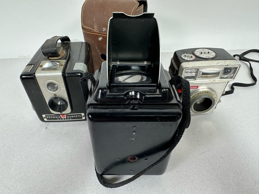 Vintage Kodak Brownie Hawkeye Camera, Vintage Argus Argoflex Seventy-Five And Vintage Kodak Brownie Starmatic Camera [Photo 9]