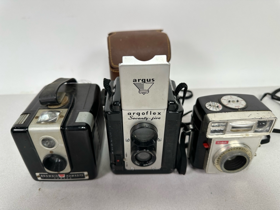 Vintage Kodak Brownie Hawkeye Camera, Vintage Argus Argoflex Seventy-Five And Vintage Kodak Brownie Starmatic Camera [Photo 4]