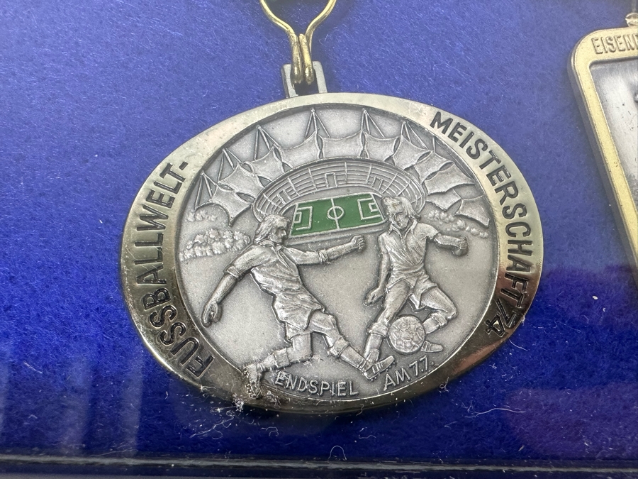 Vintage 1970s German Volksmarch Volkswanderung Medals Nicely Displayed In A Shadowbox Frame 21 X 17 [Photo 19]