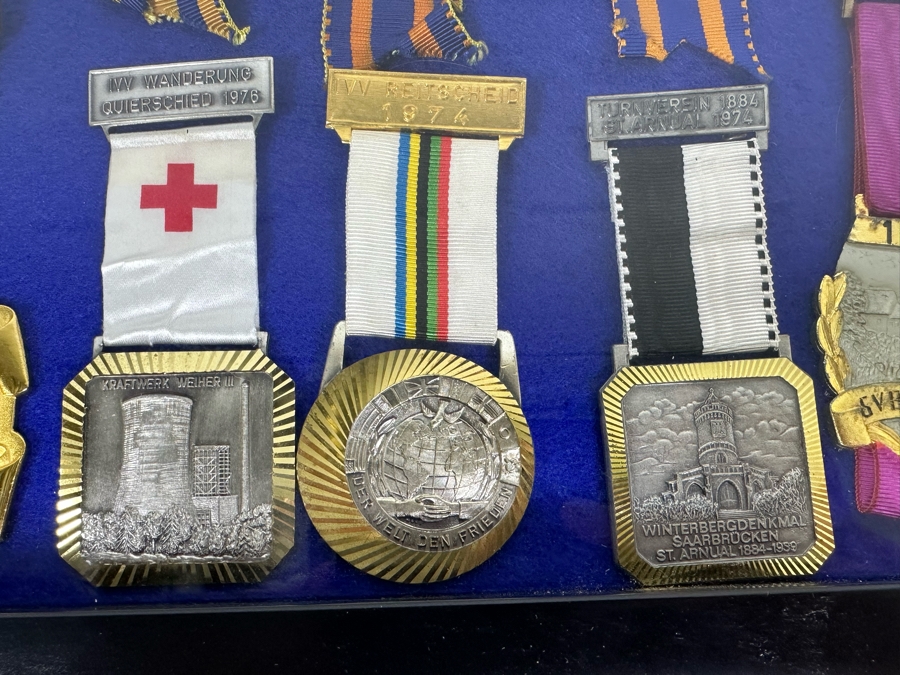 Vintage 1970s German Volksmarch Volkswanderung Medals Nicely Displayed In A Shadowbox Frame 21 X 17 [Photo 8]