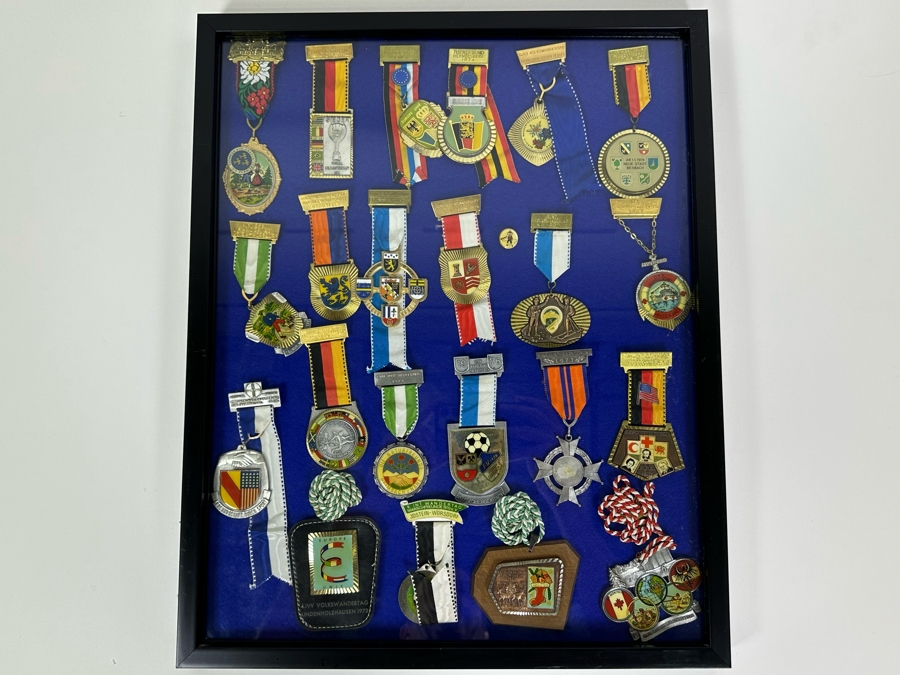 Vintage 1970s German Volksmarch Volkswanderung Medals Nicely Displayed In A Shadowbox Frame 21 X 17 [Photo 3]