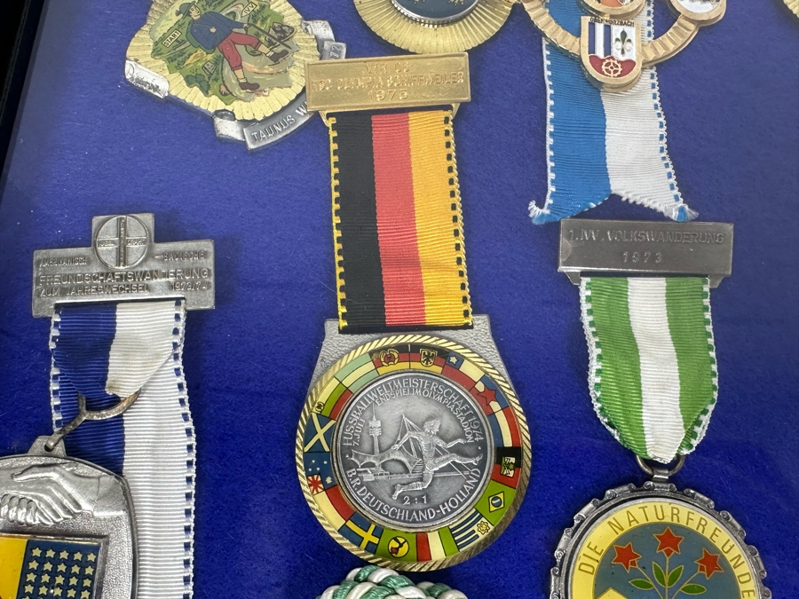 Vintage 1970s German Volksmarch Volkswanderung Medals Nicely Displayed In A Shadowbox Frame 21 X 17 [Photo 10]