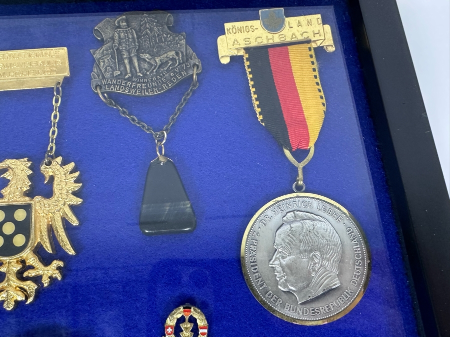 Vintage 1970s German Volksmarch Volkswanderung Medals Nicely Displayed In A Shadowbox Frame 21 X 17 [Photo 19]