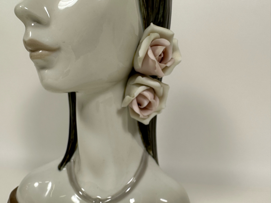 Lladro 'The Woman' Porcelain Figurine 12.5H [Photo 5]