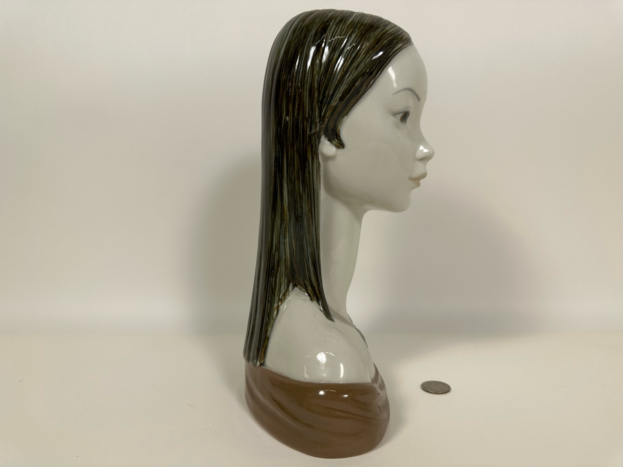 Lladro 'The Woman' Porcelain Figurine 12.5H [Photo 9]