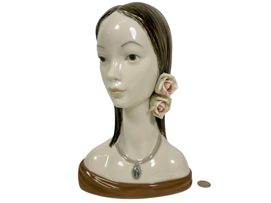 Lladro 'The Woman' Porcelain Figurine 12.5H [Photo 1]