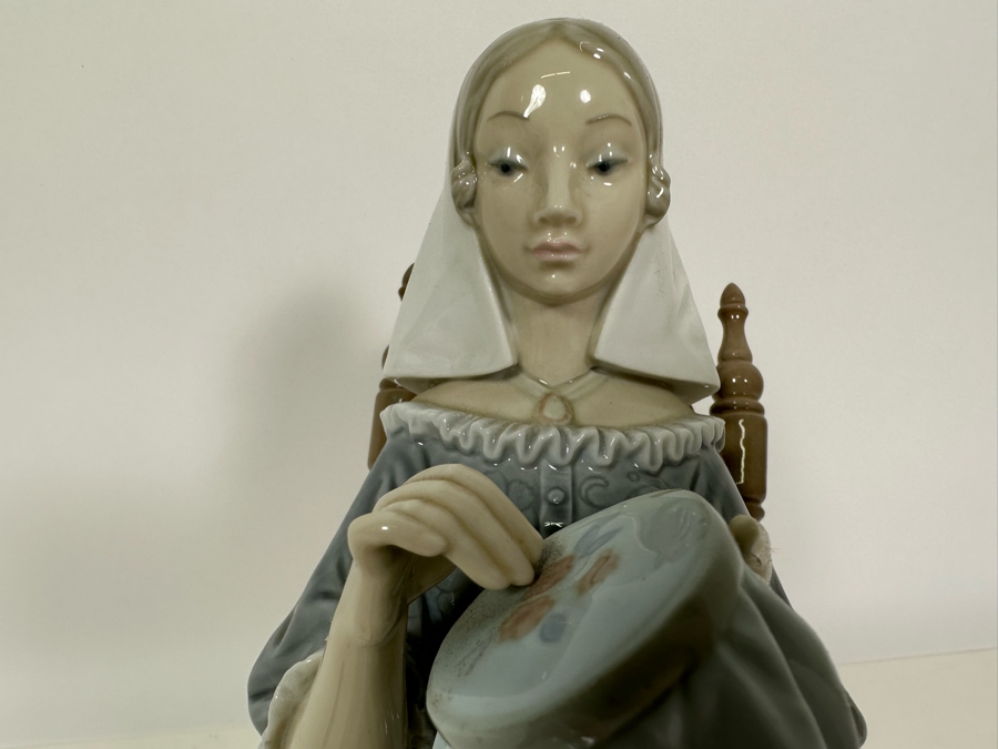 Lladro 'Embroiderer' Porcelain Figurine 8.5W x 11.5H [Photo 8]