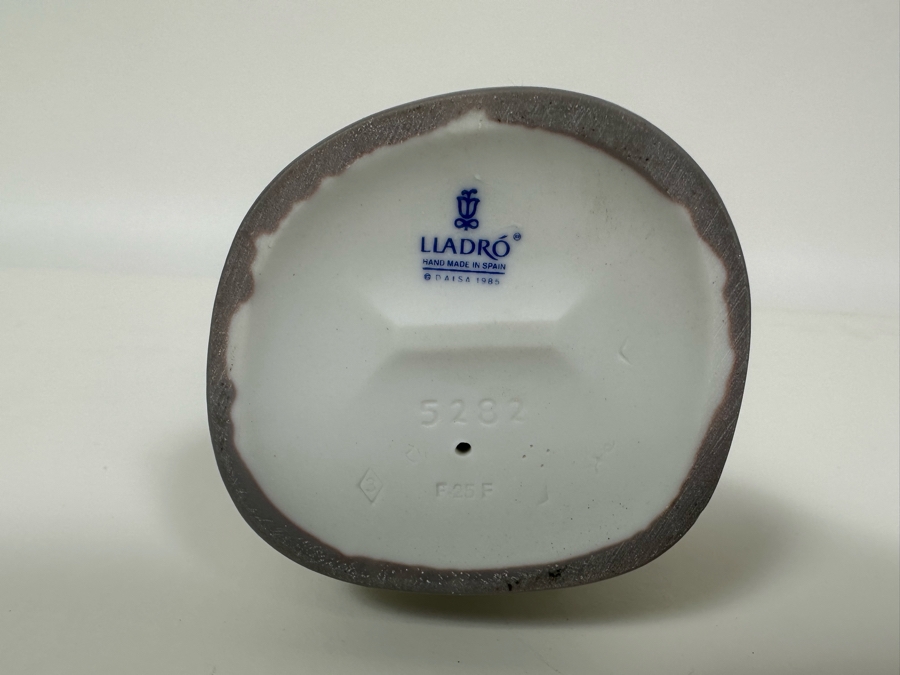 Lladro 'Over the Threshold' Porcelain Figurine with Box 10.5H [Photo 9]