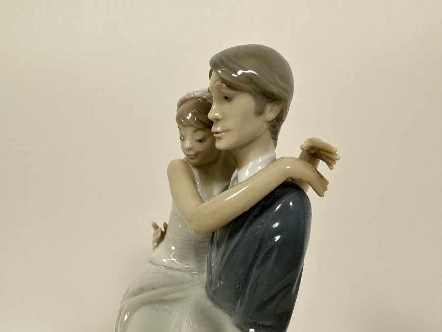 Lladro 'Over the Threshold' Porcelain Figurine with Box 10.5H [Photo 8]