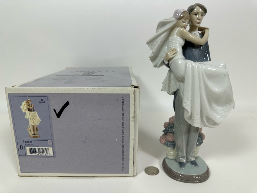 Lladro 'Over the Threshold' Porcelain Figurine with Box 10.5H [Photo 12]