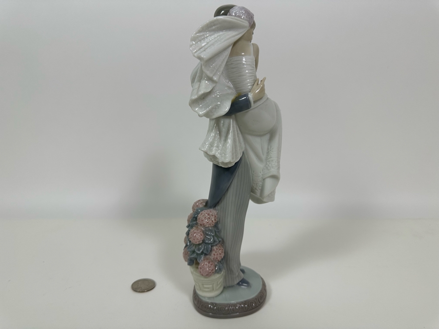 Lladro 'Over the Threshold' Porcelain Figurine with Box 10.5H [Photo 5]
