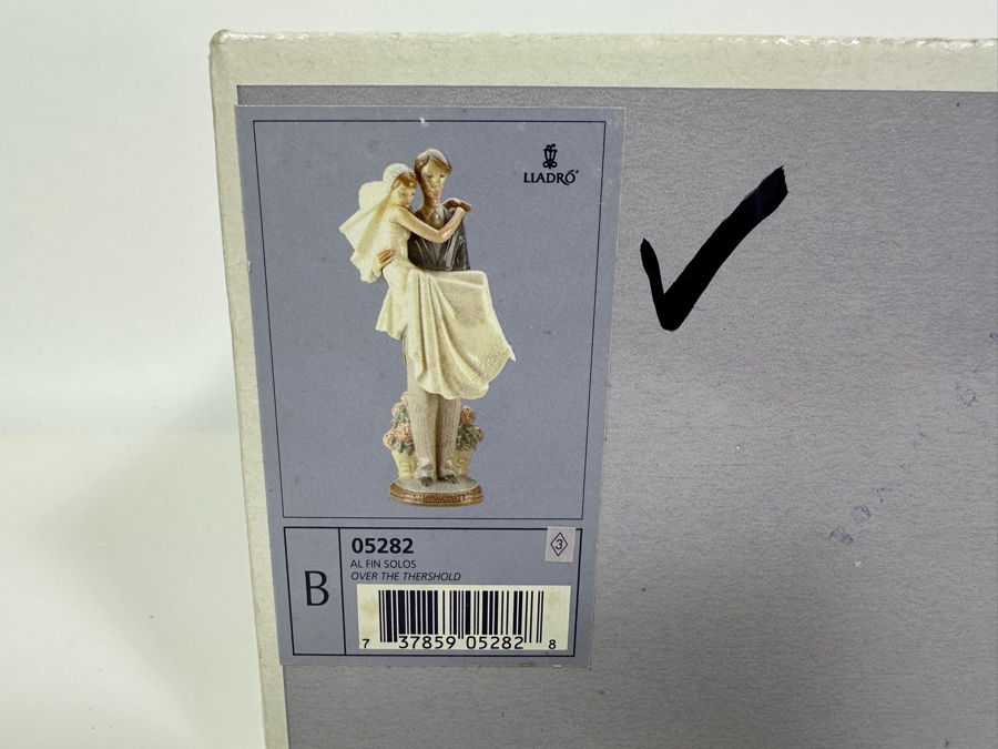 Lladro 'Over the Threshold' Porcelain Figurine with Box 10.5H [Photo 14]
