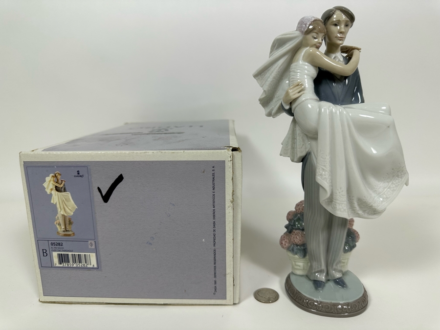 Lladro 'Over the Threshold' Porcelain Figurine with Box 10.5H [Photo 13]