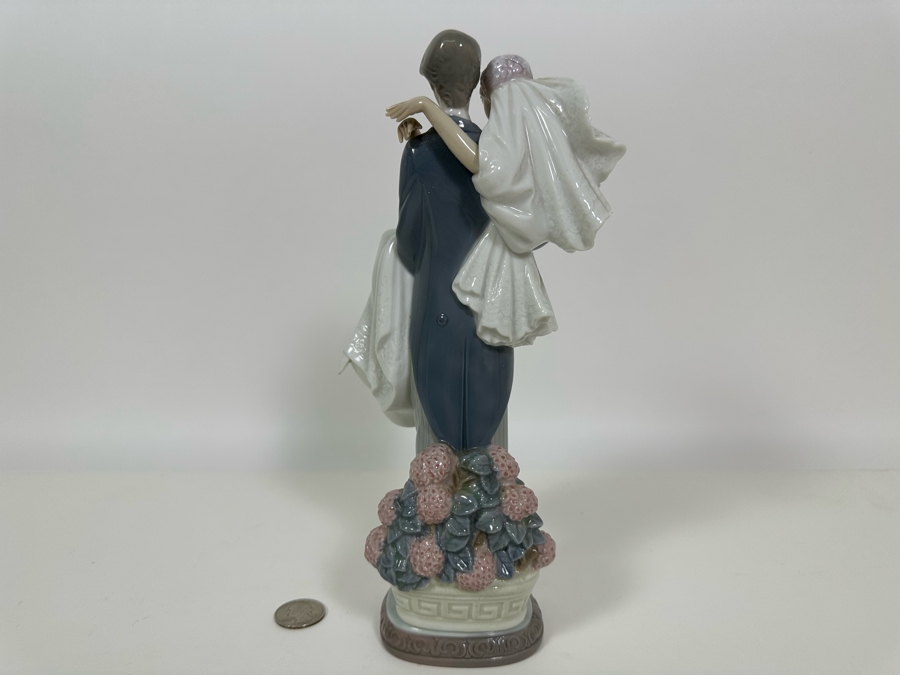 Lladro 'Over the Threshold' Porcelain Figurine with Box 10.5H [Photo 6]