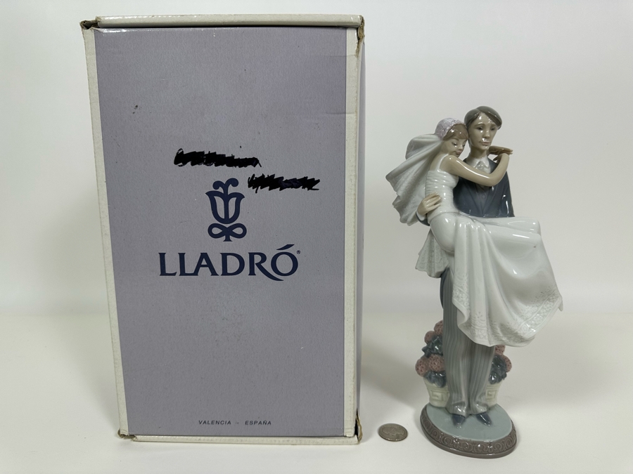 Lladro 'Over the Threshold' Porcelain Figurine with Box 10.5H [Photo 11]