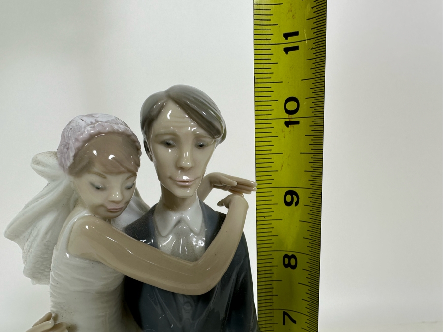 Lladro 'Over the Threshold' Porcelain Figurine with Box 10.5H [Photo 10]