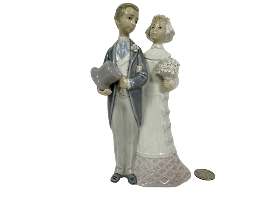 Lladro 'Bride and Groom' Porcelain Figurine with Box 7.5H [Photo 1]