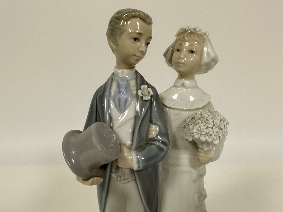Lladro 'Bride and Groom' Porcelain Figurine with Box 7.5H [Photo 4]