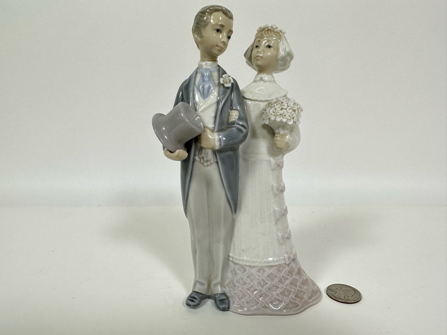 Lladro 'Bride and Groom' Porcelain Figurine with Box 7.5H [Photo 2]
