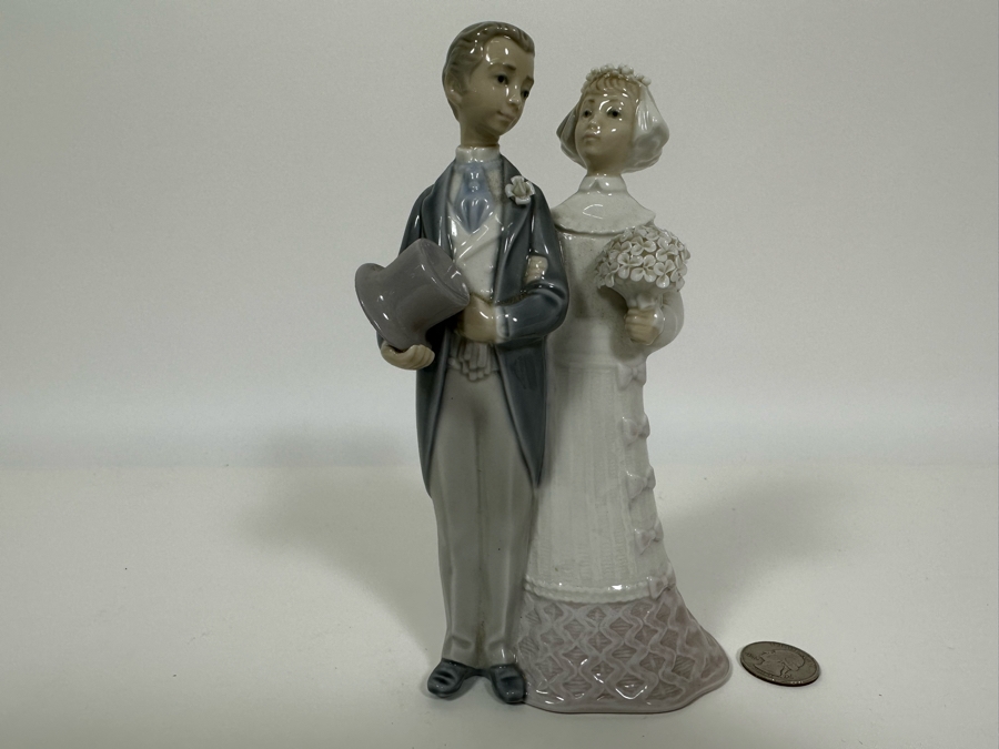 Lladro 'Bride and Groom' Porcelain Figurine with Box 7.5H [Photo 3]