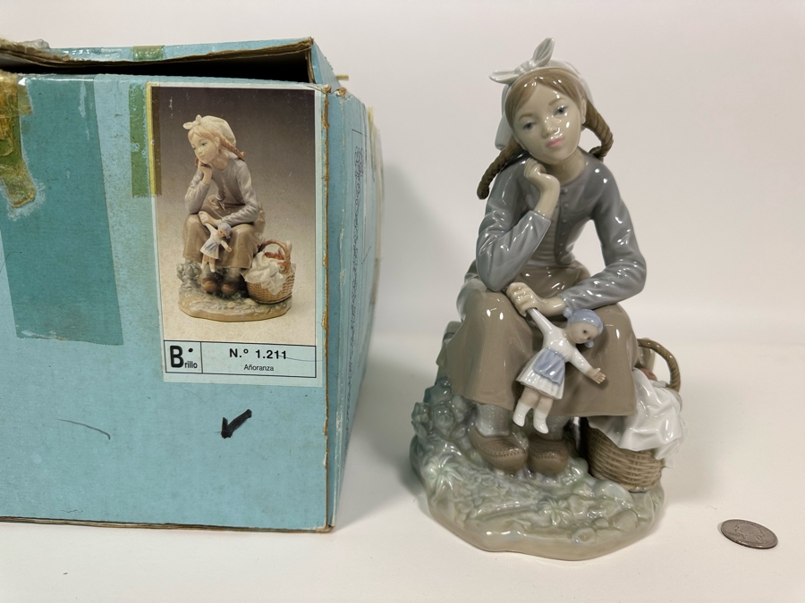 Lladro 'Dutch Girl with Doll' Porcelain Figurine with Box 10H [Photo 15]