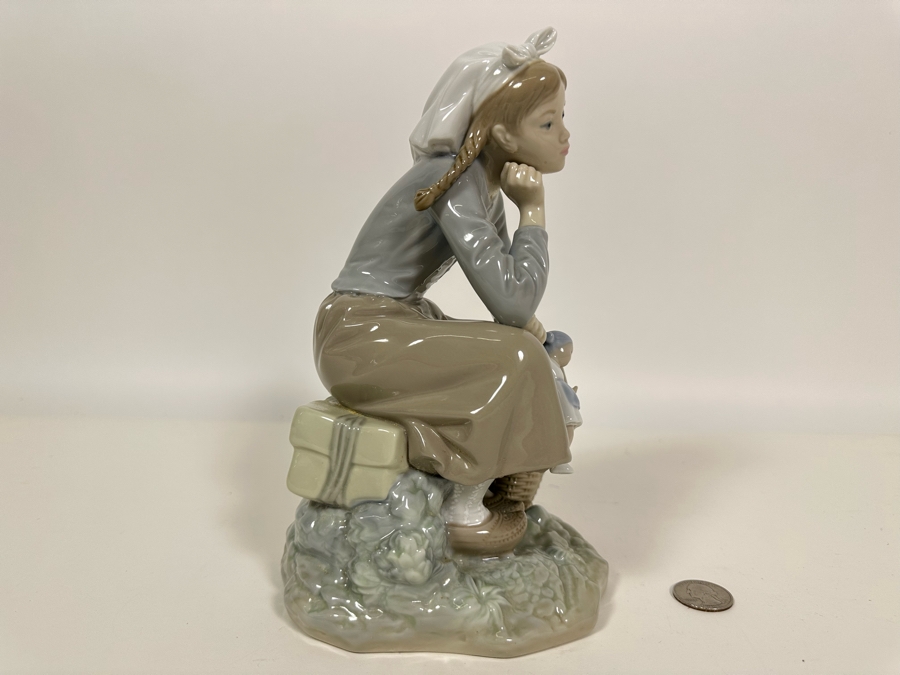 Lladro 'Dutch Girl with Doll' Porcelain Figurine with Box 10H [Photo 10]